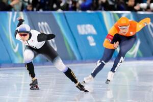 　女子１０００メートル　滑走する高木美帆。右は同走のユタ・レールダム＝ミラノ（共同）
