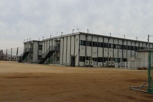 ２０３０年の完成を目指して全面改築する坂井輪中学校の仮設校舎＝２０２６年４月、新潟市西区寺尾上３