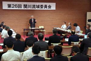 保倉川放水路流域の防災強化について検討する部会の設置を決めた「関川流域委員会」=7月3日、上越市新光町1