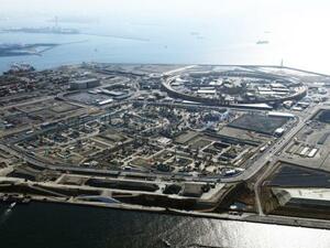 大阪・関西万博会場跡地(奥)とIR予定地=大阪市此花区の夢洲
