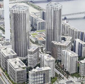 　東京都中央区のマンション群＝６月