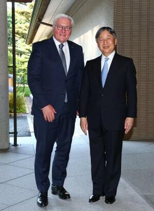 ドイツのシュタインマイヤー大統領を出迎えられる天皇陛下=18日午後、皇居・御所(代表撮影)