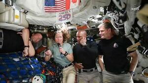 宇宙船オリオンから記者会見するクック飛行士(左から2人目)(NASAの中継から)