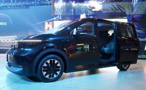 鴻海精密工業が公開した日本市場向けタクシー車両=21日、台北(共同)