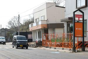 避難指示が解除された新潟市西区大野の一部地域。地震から1年以上がたったが、傾いたままの建物も残っている=3月21日