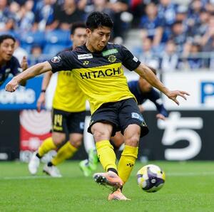 G大阪―柏 後半、チーム5点目となるPKを決める柏・細谷=パナスタ