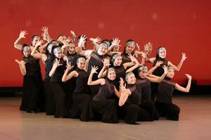 息の合ったダンスを披露したしばたパフォーミングキッズ＝新発田市中央町４