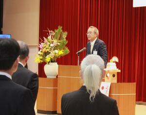 妙高市の「市民のつどい」で新年の抱負を語る城戸陽二市長=1月6日、妙高市上町