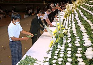 戦災の犠牲者に祈りをささげた平和祈念式典=1日、長岡市のアオーレ長岡