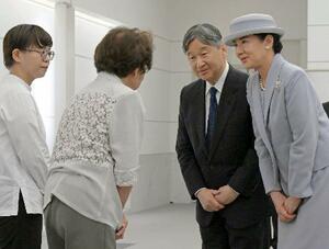 原爆資料館で、被爆者や伝承者と懇談される天皇、皇后両陛下=19日午後、広島市(代表撮影)