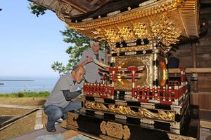出雲崎大祭の大人みこしを清掃する町民。存続に向けて担ぎ手が増えることを願っている=出雲崎町石井町