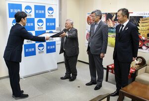 感謝状を受け取る新潟県交通安全施設業協会の本間誠也会長(左から2人目)=11月19日、新潟県庁