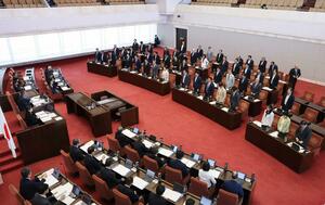 一般会計補正予算案など18議案を可決、承認した県議会6月定例会最終日の本会議=7日、県議会
