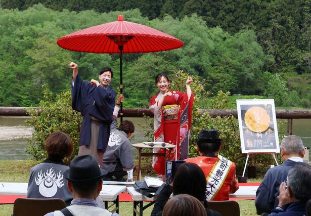 今年の「つがわ狐の嫁入り行列」の花嫁花婿に選ばれた末芳まどかさん、拓路さん＝３日、阿賀町津川