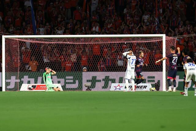 前半１３分、Ｃ大阪の中島元彦にゴールを許し１－１と追いつかれる＝８月１１日　大阪市のヨドコウ桜スタジアム