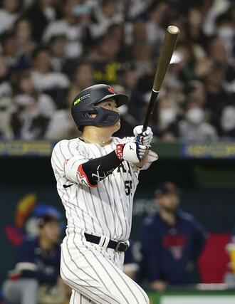 ８回日本２死、村上が中越えに満塁本塁打を放つ＝東京ドーム