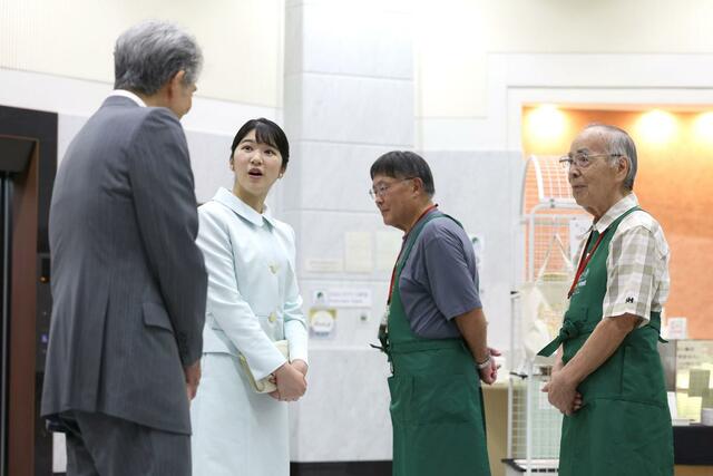 新潟市歴史博物館みなとぴあの視察でボランティアスタッフと言葉を交わされる天皇、皇后両陛下の長女愛子さま＝７日、新潟市中央区