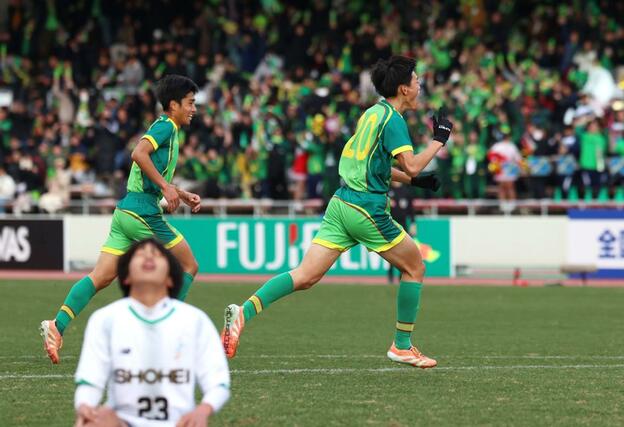 前半、先制点を決め駆け出すＭＦ樋口汐音（右）＝駒場スタジアム