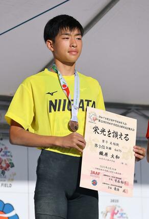 陸上男子走り幅跳びで３位に入った織原大和（葵）＝沖縄県総合運動公園陸上競技場