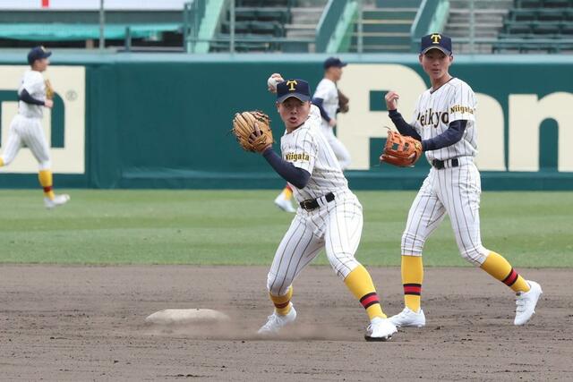 守備の連携を確認する帝京長岡の選手=15日、甲子園