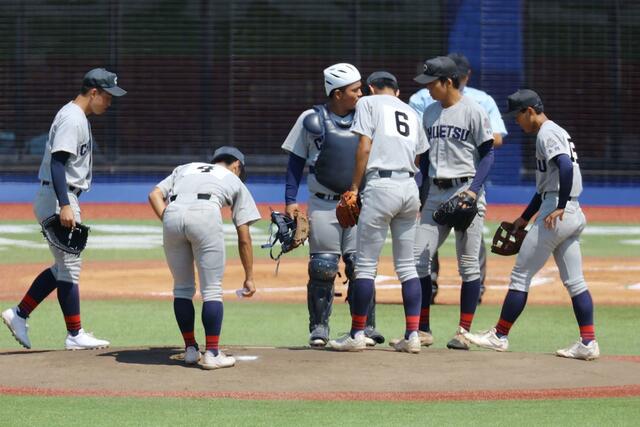 中越－新潟産大付　１回表　ピンチで相手の４番を迎え、マウンドに集まる中越内野陣＝エコスタ