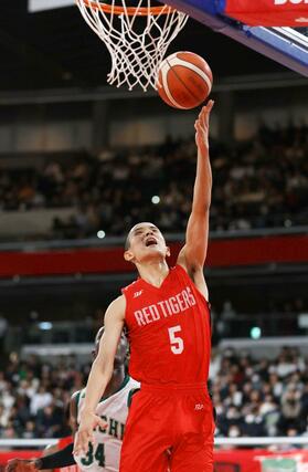 男子準々決勝　福岡第一－開志国際　第４クオーター、開志国際の平良宗龍がシュートを決め、６３－６６＝東京体育館（写真映像部・大橋奎介）