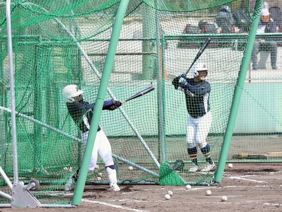 初戦の高知農戦へ向け、調整する日本文理の選手たち=20日、兵庫県西宮市