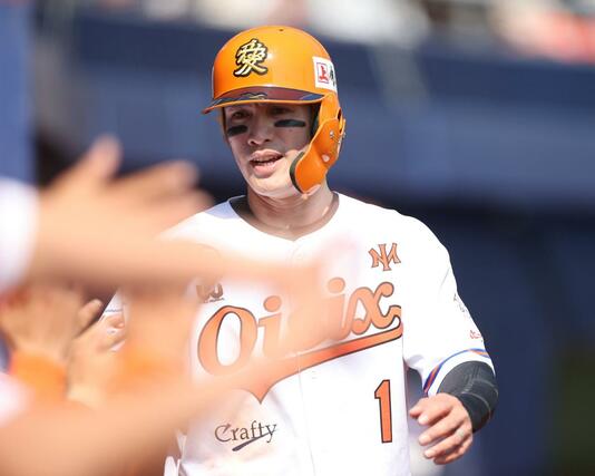 １回無死一、三塁、園部佳太の中前適時打で３走陽岱鋼が生還＝３月２３日、エコスタ