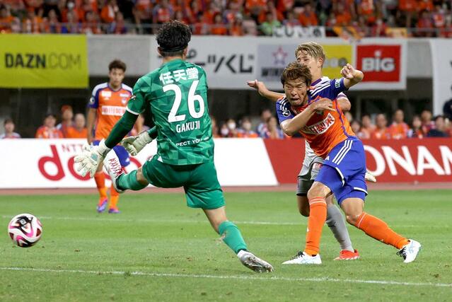 新潟ー京都　後半、新潟の鈴木孝司がボレーを狙うも惜しくもゴールならず＝ビッグスワン