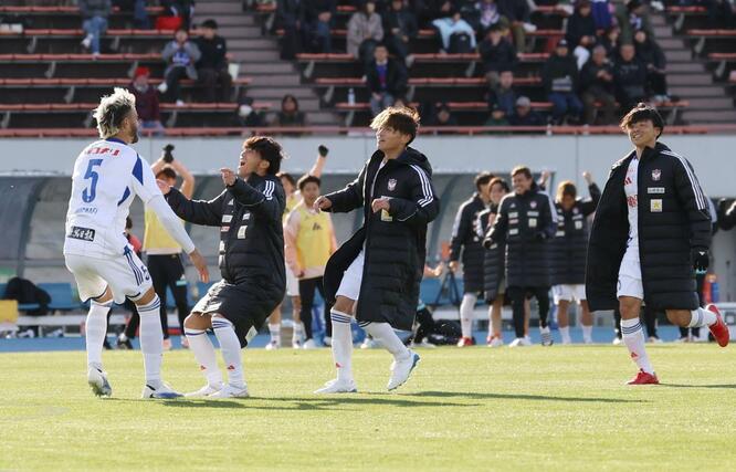 奈良－新潟　ＰＫ戦を制し、喜ぶ新潟の選手＝ロートＦ（写真映像部・永井隆司）