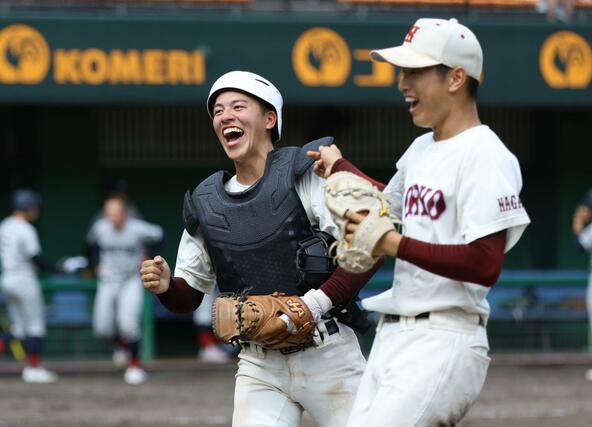 ７回、２者連続で二盗を阻止した長岡向陵の捕手金山雄喜。打者３人でこの回を締め笑顔を見せる＝三条パール金属スタジアム