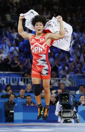男子フリー６５キロ級で金メダルを獲得し、喜ぶ清岡幸大郎＝パリ（共同）