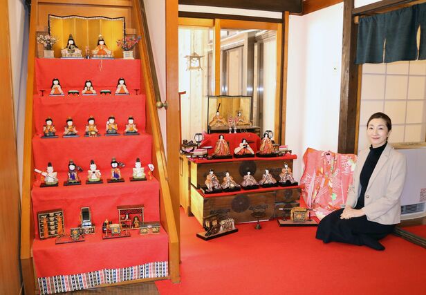 ひな飾りを紹介する若女将の霜出朋子さん