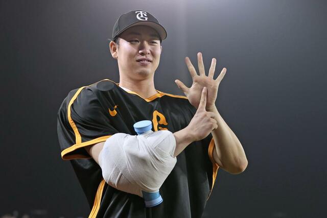 ８回１失点で勝利投手となった巨人の山﨑伊織。ヒーローインタビューを終え、両手で６勝目を表す＝エコスタ