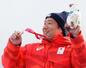 　男子回転座位の表彰式で、銅メダルを手に笑顔を見せる鈴木猛史＝コルティナダンペッツォ（共同）