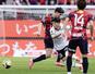 鹿島－ＦＣ東京　後半、攻め込むＦＣ東京・北原（中央）。Ｊ１最年少出場を果たした＝カシマ