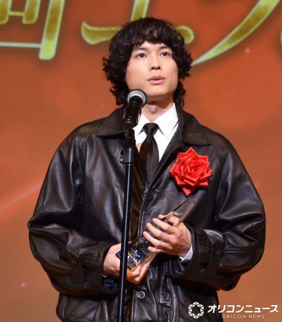 松村北斗、新海誠監督が『エランドール賞』サプライズで祝福 “未完成な