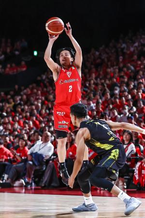 群馬とのBリーグCS準々決勝第3戦でシュートを放つ千葉Jの富樫=ららアリーナ東京ベイ((C)B.LEAGUE)
