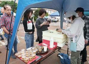 中越地域の飲食店などが出店しにぎわった「にもフェス」=長岡市沖田2