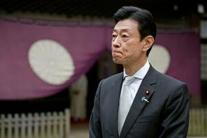 靖国神社を参拝し、記者団の取材に応じる西村元経産相=18日午前、東京・九段北