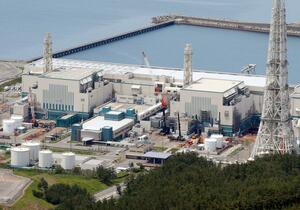 並んで立つ東京電力柏崎刈羽原発6号機(右)と7号機。再稼働を巡り、6号機が先行する可能性が浮上している(本社ヘリから)