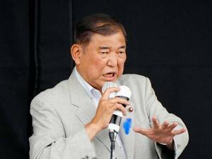 街頭演説する自民党総裁の石破首相=11日午後、岩手県奥州市