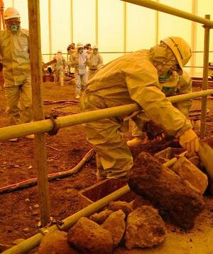 　防護服に防じんマスクで、高濃度の有機ヒ素汚染地点の掘削の準備作業をする作業員ら＝２００４年１２月、茨城県神栖町（現神栖市）