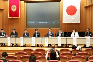 キルギスからの人材受け入れの可能性について、産学官の関係者が意見交換したパネルディスカッション=新発田市中央町5