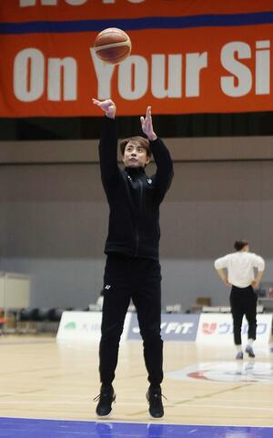 岐阜戦に向け、調整する五十嵐圭。フリースロー成功率はB3でトップだ=長岡市