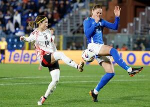 日本―イタリア 後半、同点ゴールを決める長谷川(左)=コモ(共同)