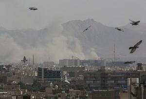 　イランの首都テヘランで立ち上る煙＝２８日（Ｗｅｓｔ　Ａｓｉａ　Ｎｅｗｓ　Ａｇｅｎｃｙ提供、ロイター＝共同）