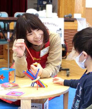 イベントで木のおもちゃの楽しさを伝える齊藤里沙さん＝糸魚川市の糸魚川地区公民館