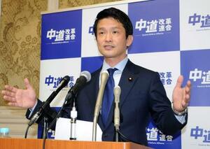 記者会見する中道改革連合の小川代表=8日午前、国会