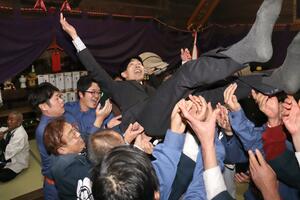 新郎が宙を舞った八坂神社の「婿の胴上げ」=1月6日、南魚沼市六日町